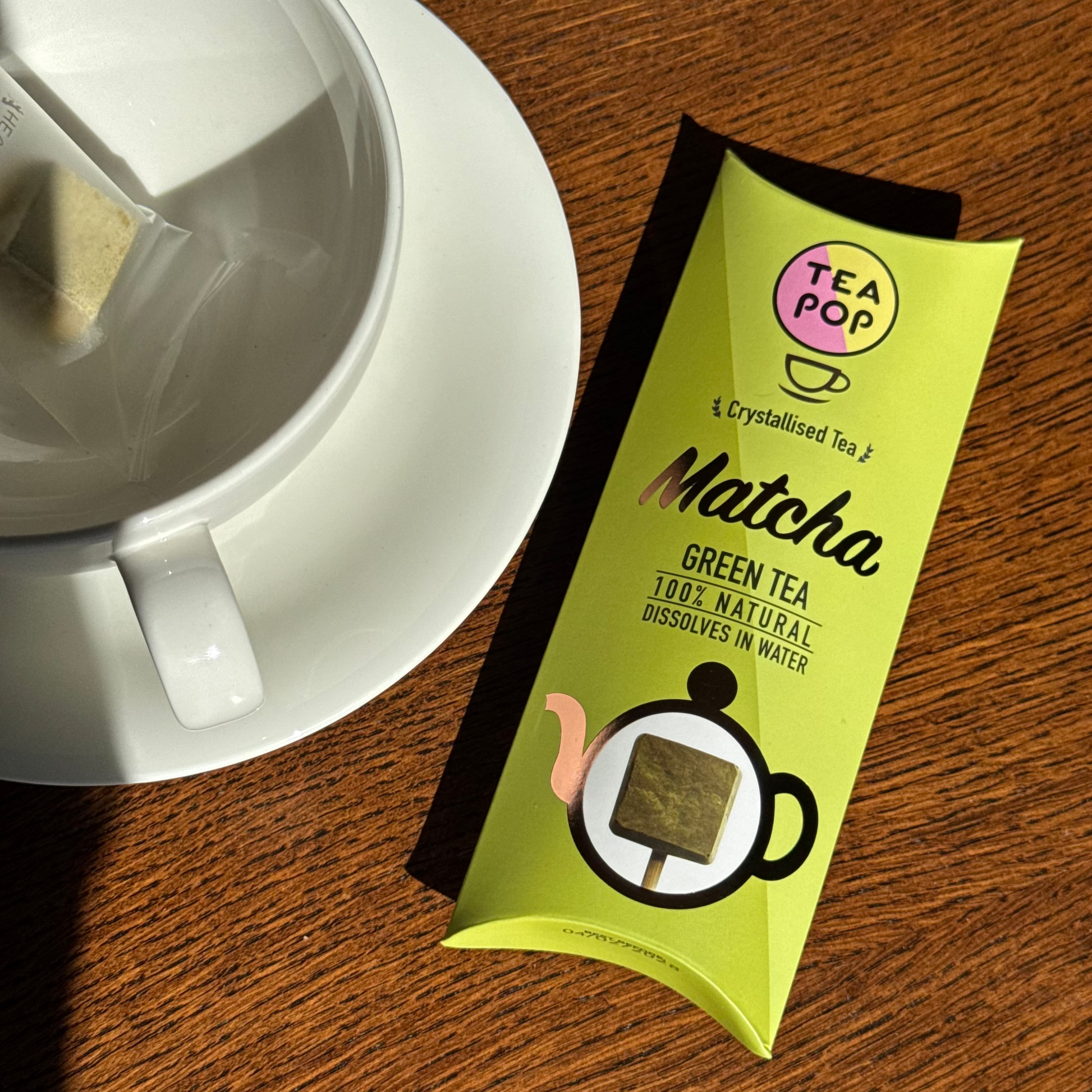 Matcha se zeleným čajem na špejli