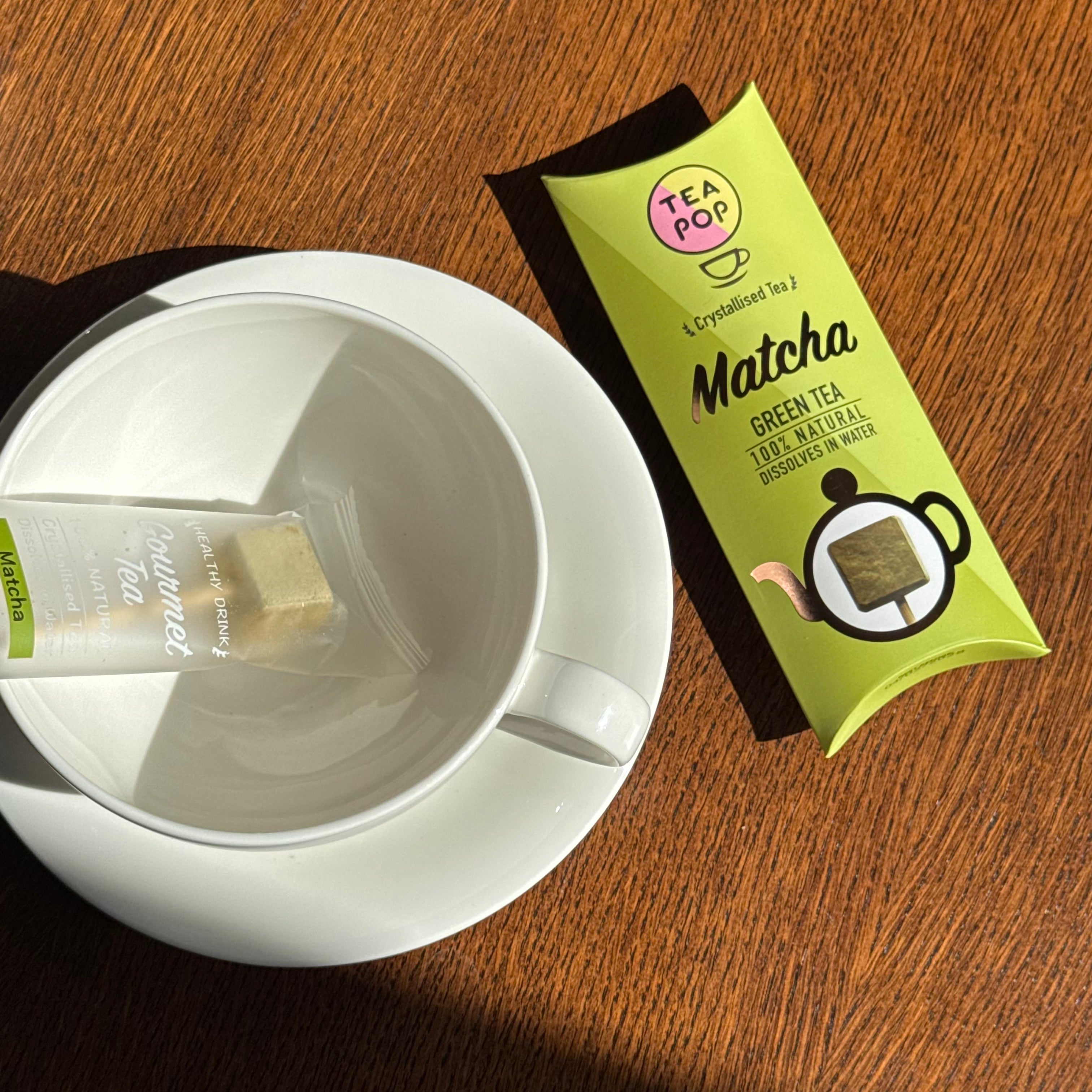 Matcha se zeleným čajem na špejli