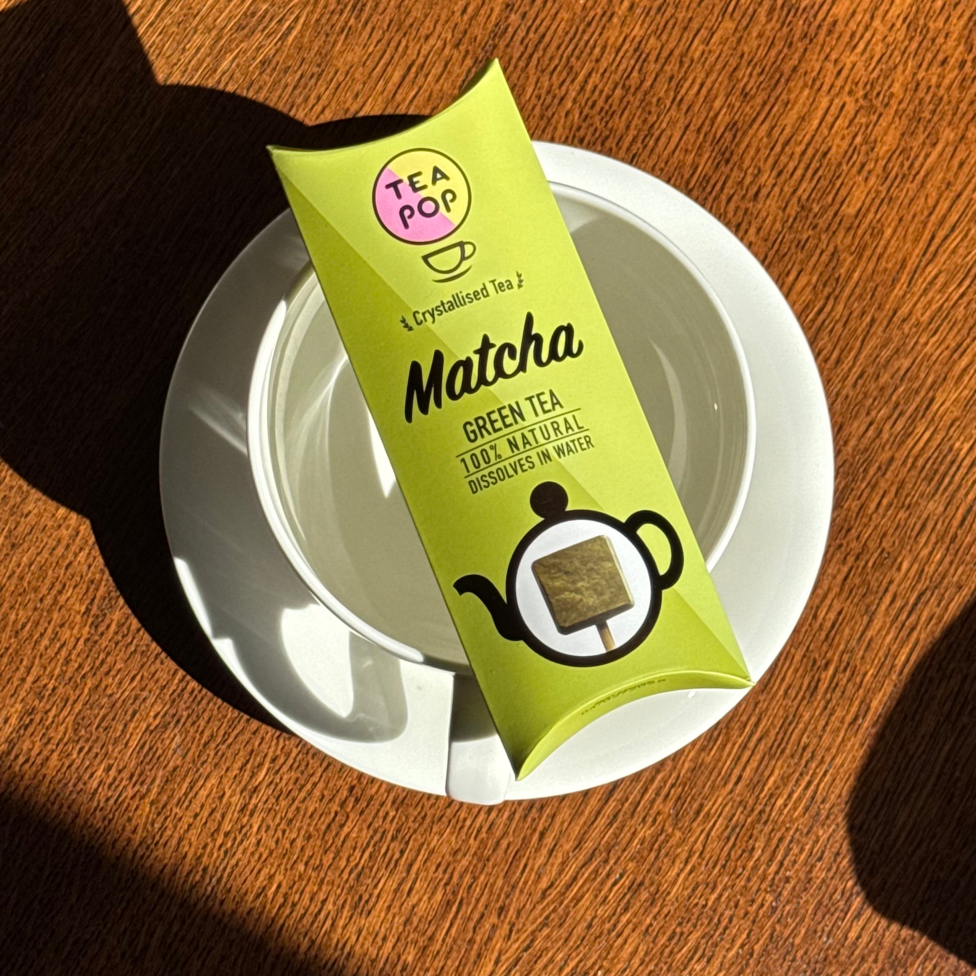 Matcha se zeleným čajem na špejli