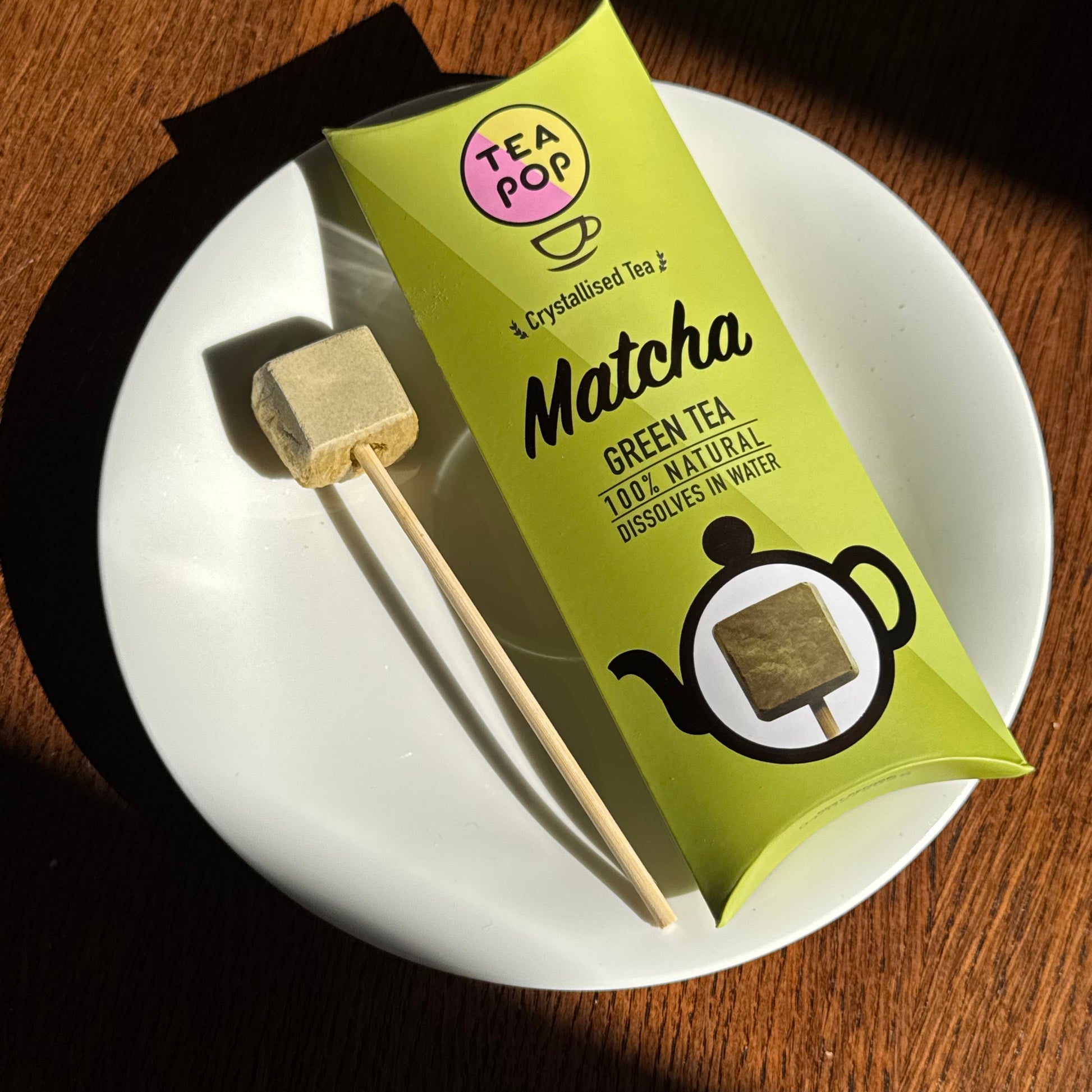 Matcha se zeleným čajem na špejli